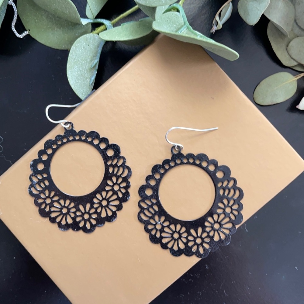 Black lace design circle earrings